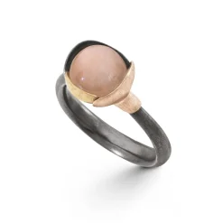 OLE LYNGGAARD COPENHAGEN Ringer>Ring, Lotus Str. 1 Blush Månesten oksidert sølv