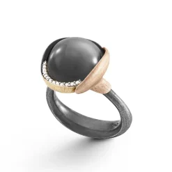 OLE LYNGGAARD COPENHAGEN Ringer>Ring, Lotus Str. 3 Grå Månesten oksidert sølv